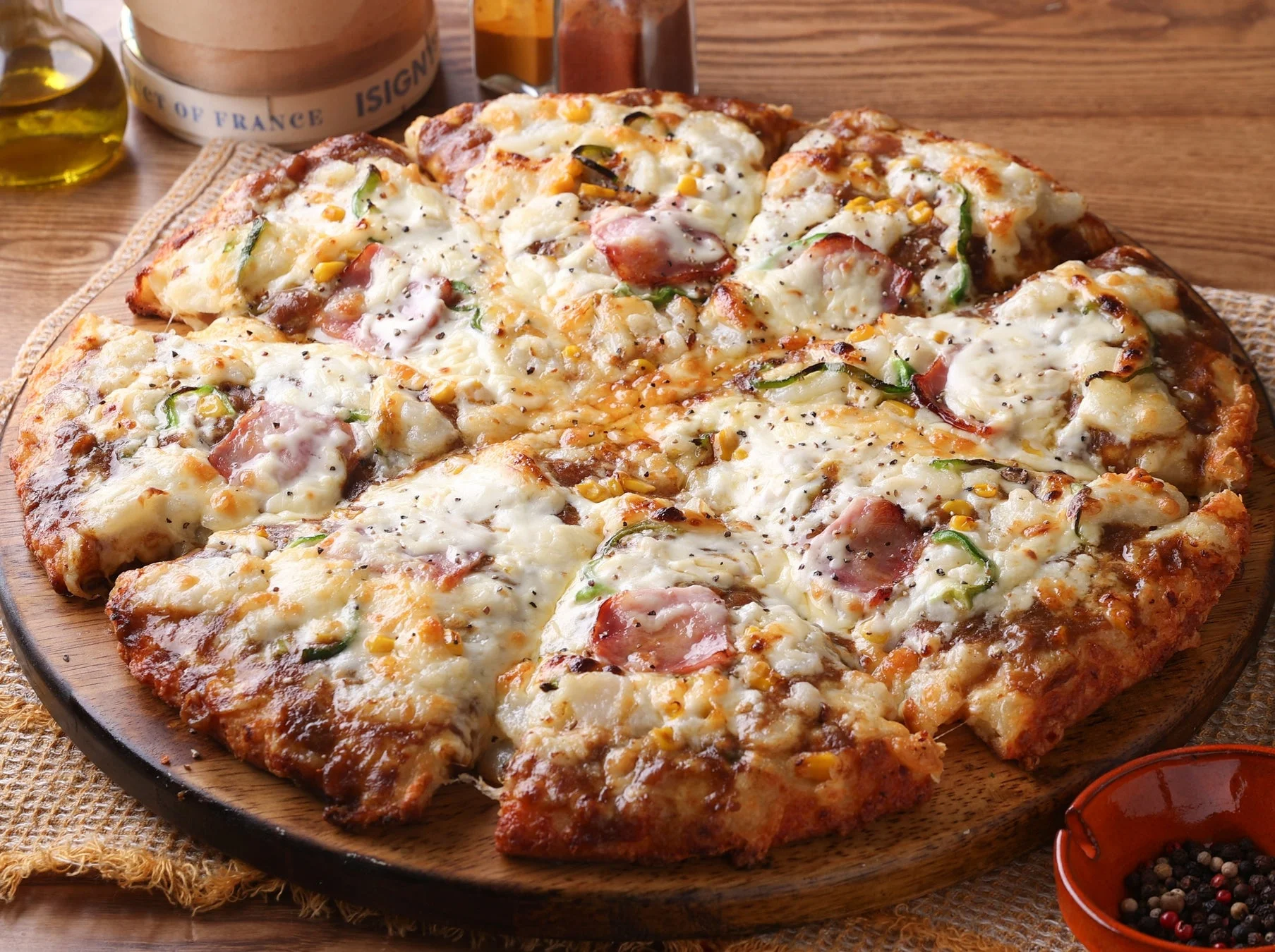 とろけるチーズのカレーモントレーピザ