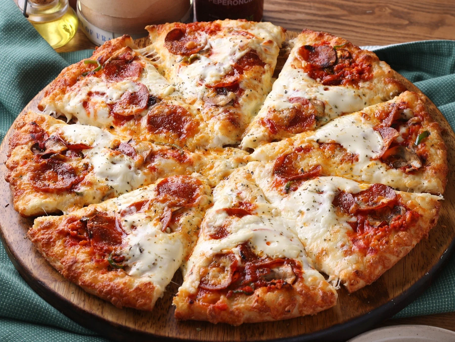 とろけるチーズのペパロニラバーピザ