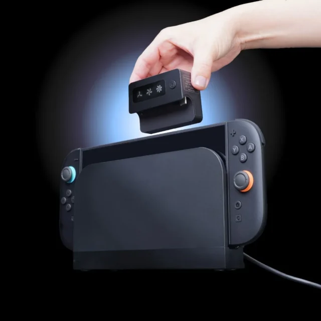 Nintendo Switch 2のドックに『SW2冷やすッチ』を取り付ける様子