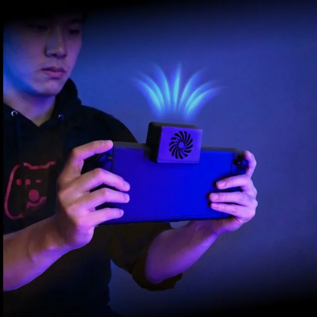 『SW2冷やすッチ』を装着したNintendo Switch 2を手持ちでプレイするユーザー