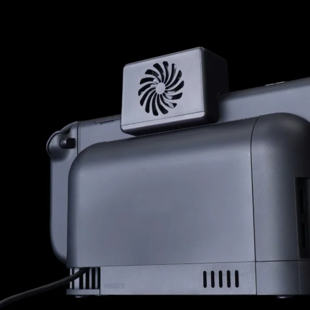 ドックに収納されたNintendo Switch 2と『SW2冷やすッチ』の側面