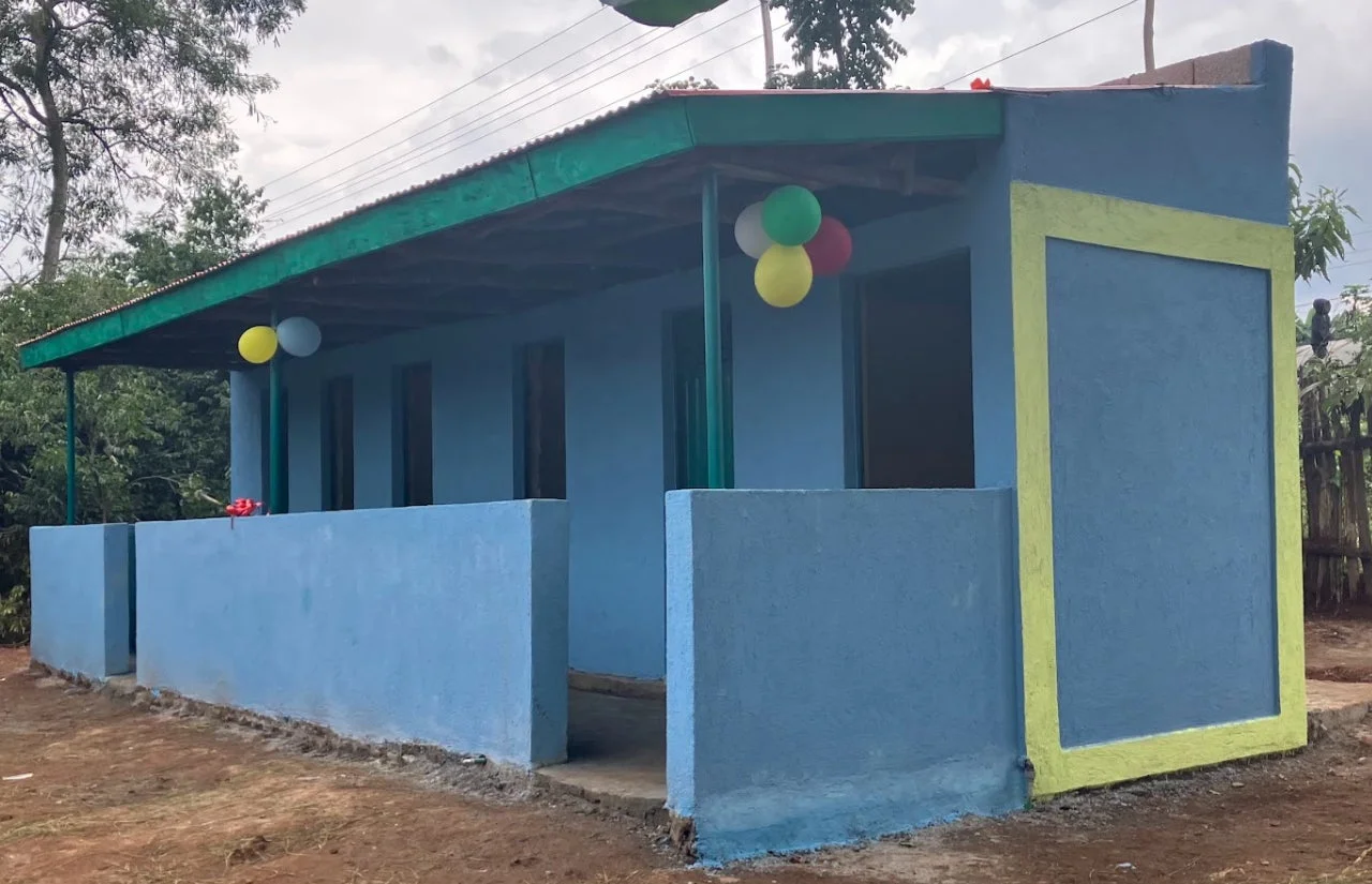 エチオピアの学校に設置された青い外観の新しいトイレ