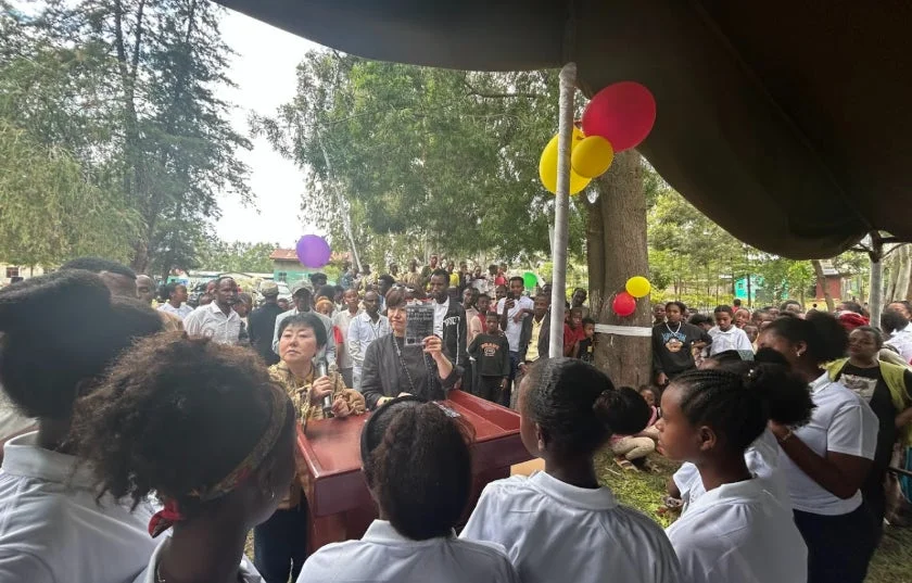 エチオピアの学校で吸水ショーツが寄贈される様子、多くの生徒と関係者