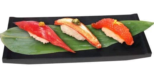 すしざんまい「新春三貫にぎり」づけまぐろ、ズワイガニ、しょうゆ筋子