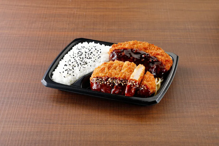 黒かつ亭監修のとんかつとメンチカツが入った弁当
