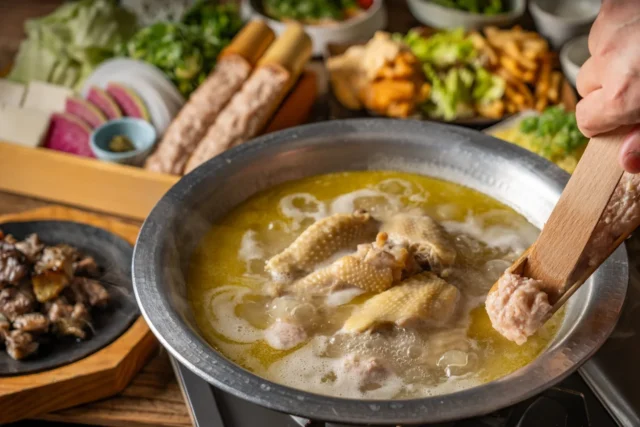 塚田農場の水炊き堪能コース、鍋と地鶏料理の豪華な食卓