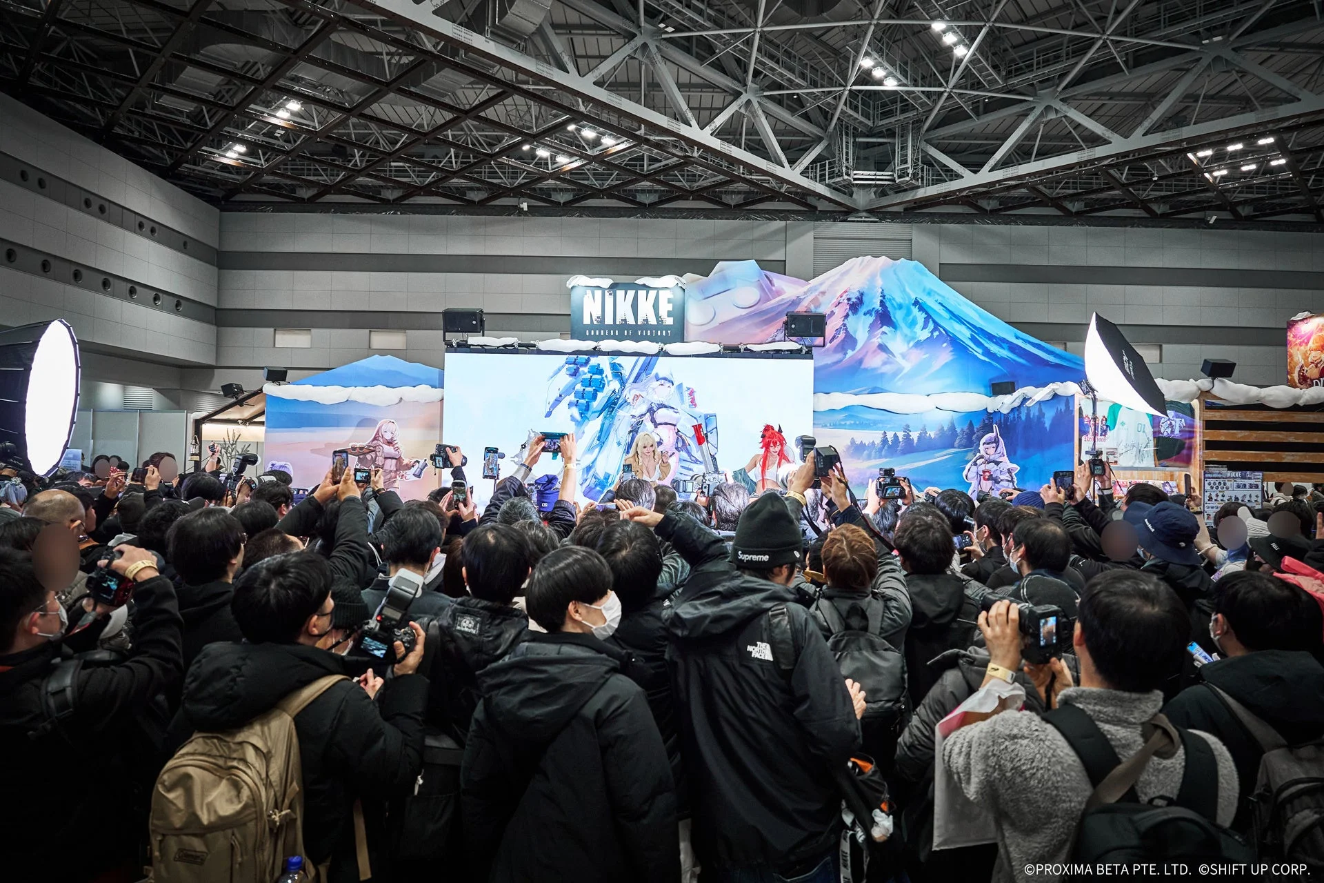 NIKKEコミケ107ステージイベントで盛り上がる来場者たち