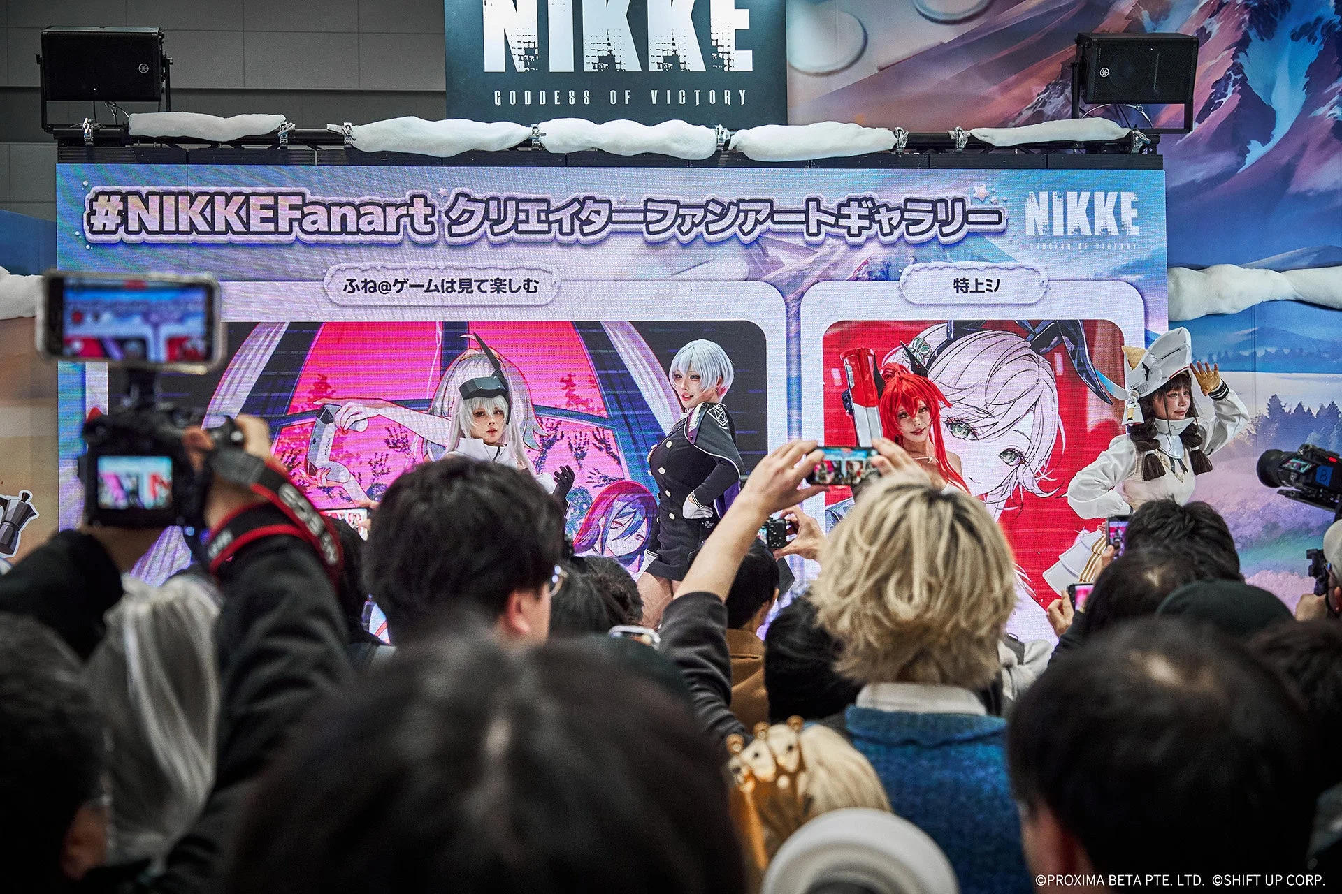 NIKKEファンアートギャラリーのステージに登壇するコスプレイヤー