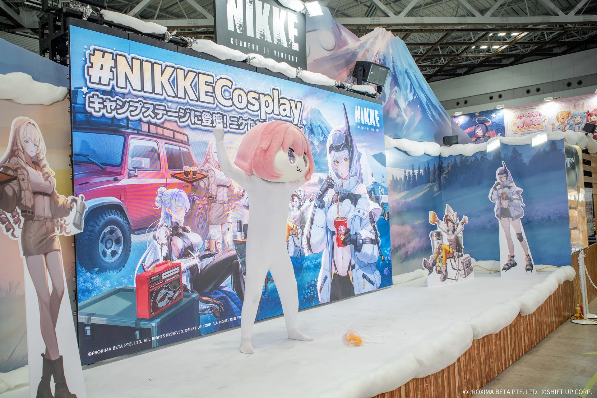 NIKKEブースに登場したマスコットキャラクターと展示パネル