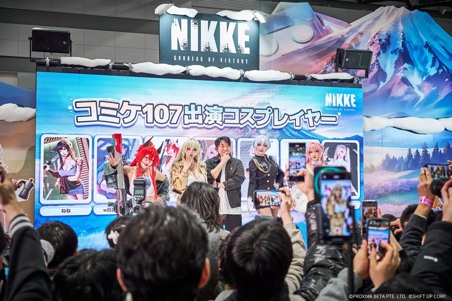 コミケ107に出演したNIKKE公式コスプレイヤーとユ・ヒュンソク氏