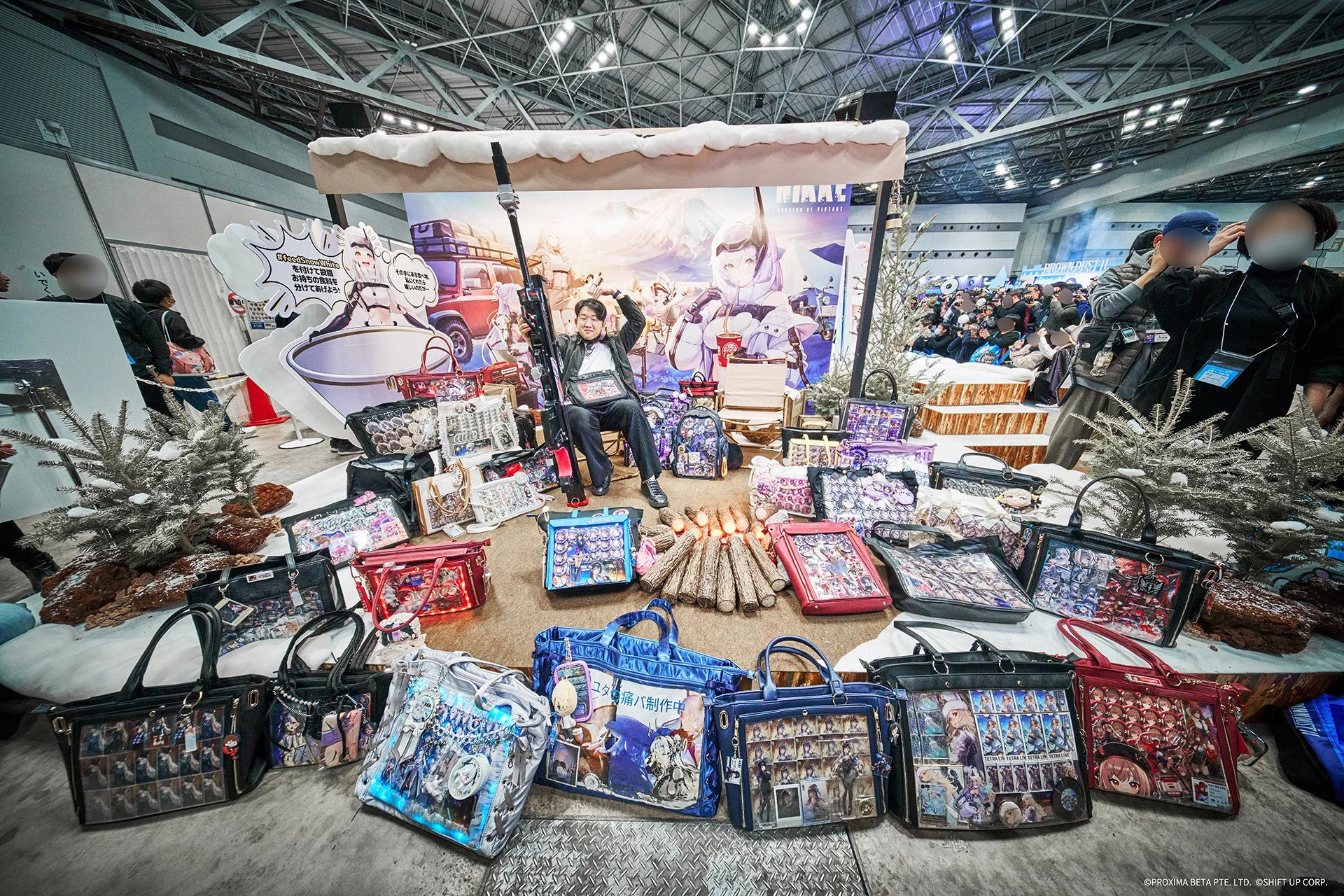 指揮官たちの愛が詰まった「NIKKE痛バッグ」展示の様子