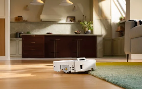 Roborock Qrevo Curv 2 Flowが段差を乗り越える使用イメージ