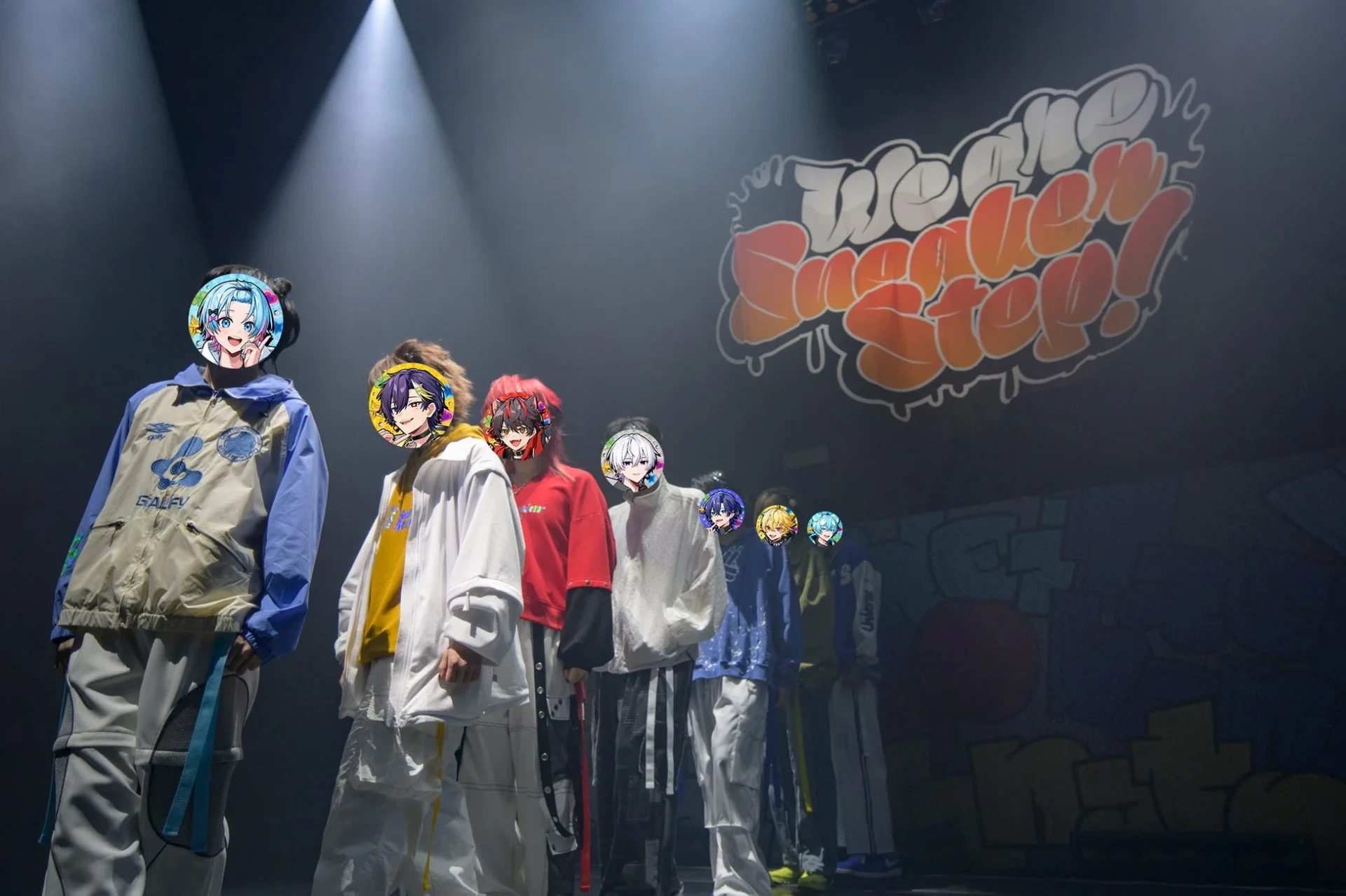 Zepp DiverCityのステージを歩くすにすてメンバー。背後にはツアーロゴ