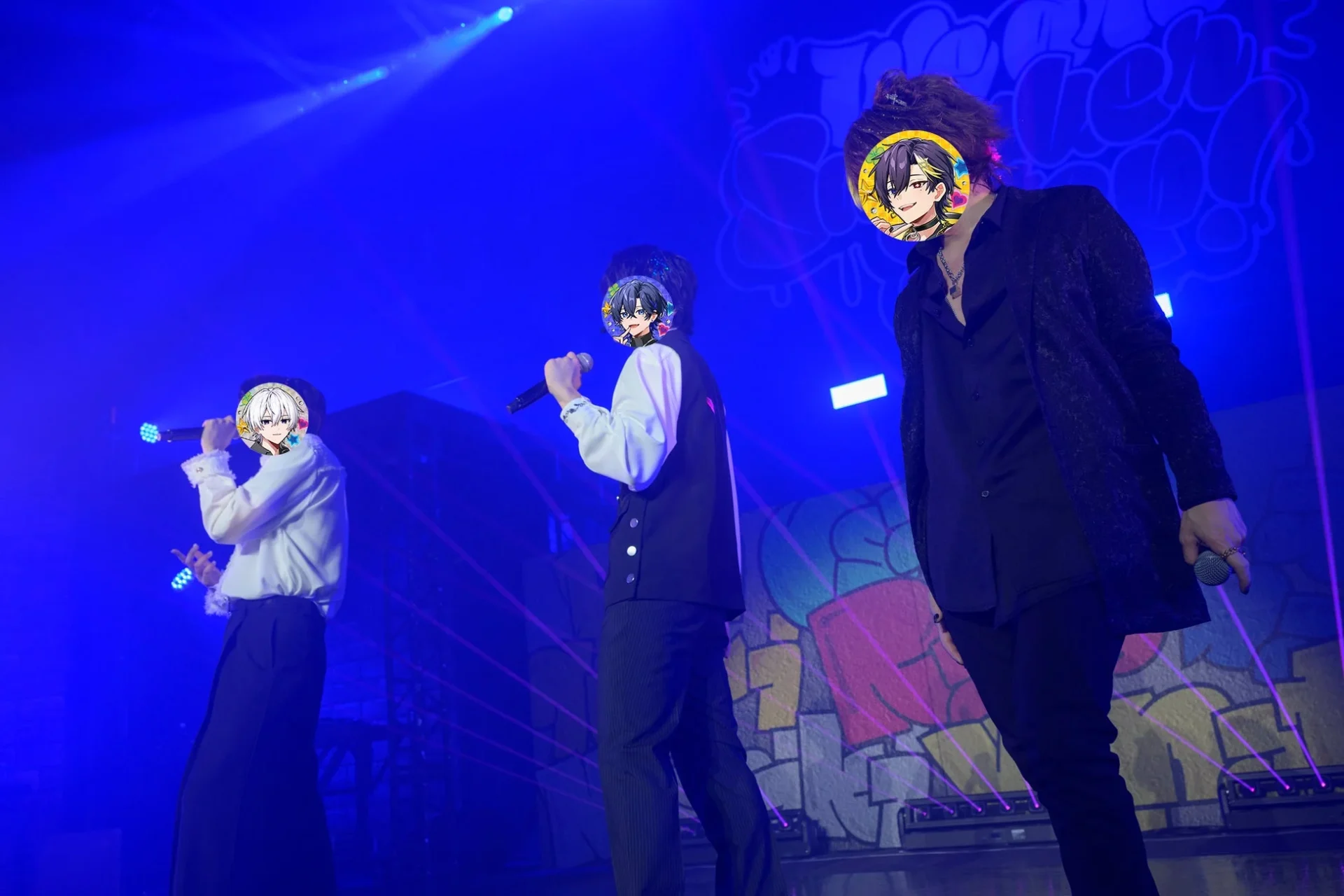 COOL組3名がモノトーン衣装で歌唱するセクシーなパフォーマンス