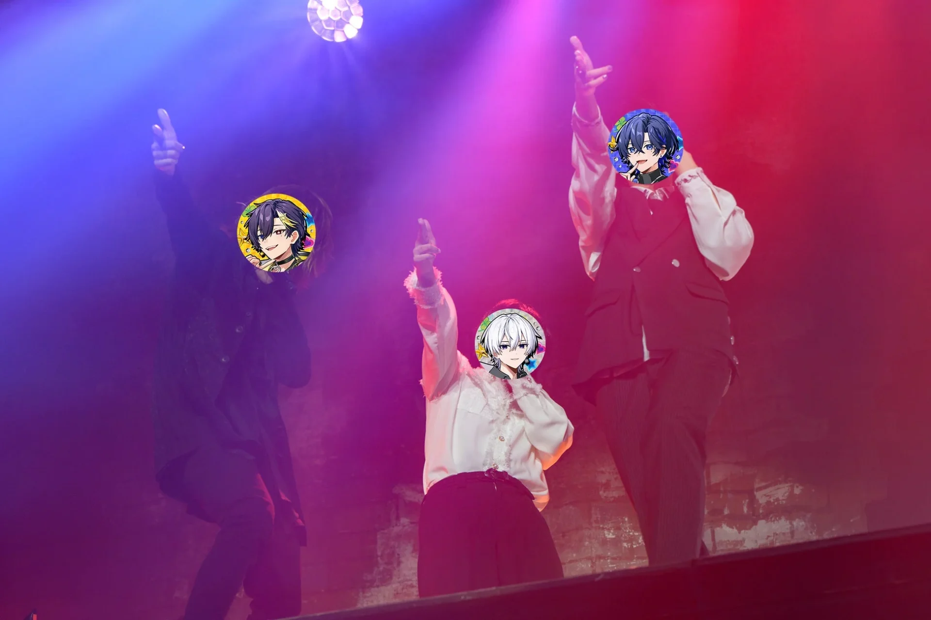 赤と青の照明の下、クールなダンスを披露するCOOL組メンバー