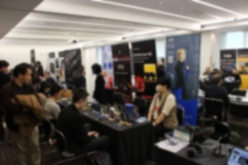 「冬のヘッドフォン祭mini」出展各社のブースで試聴する来場者