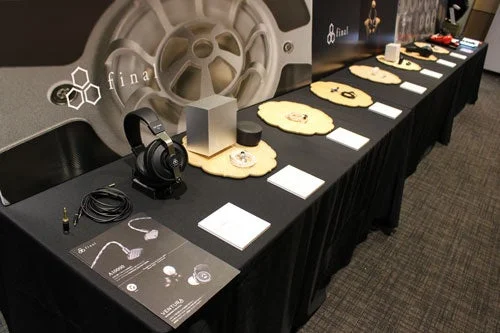 final社新型ヘッドホンが展示されたブース