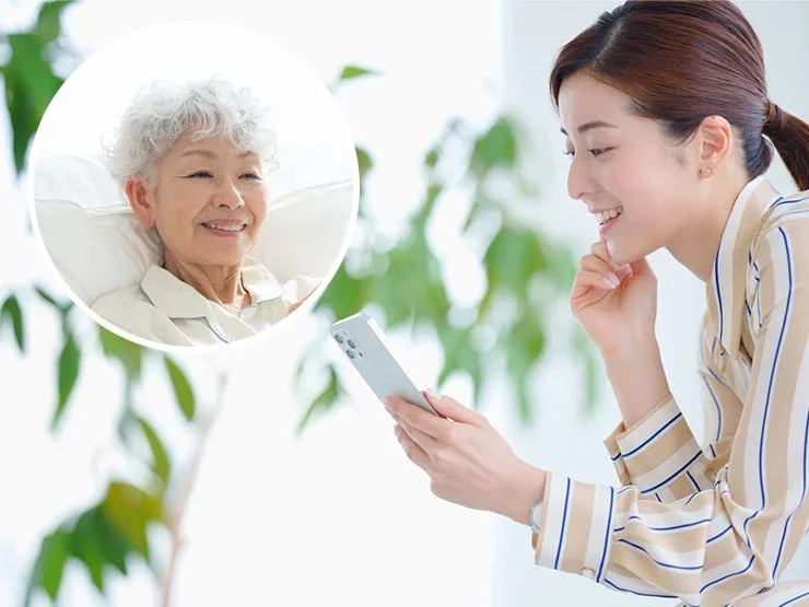 スマートフォンで実家の両親とビデオチャットする様子