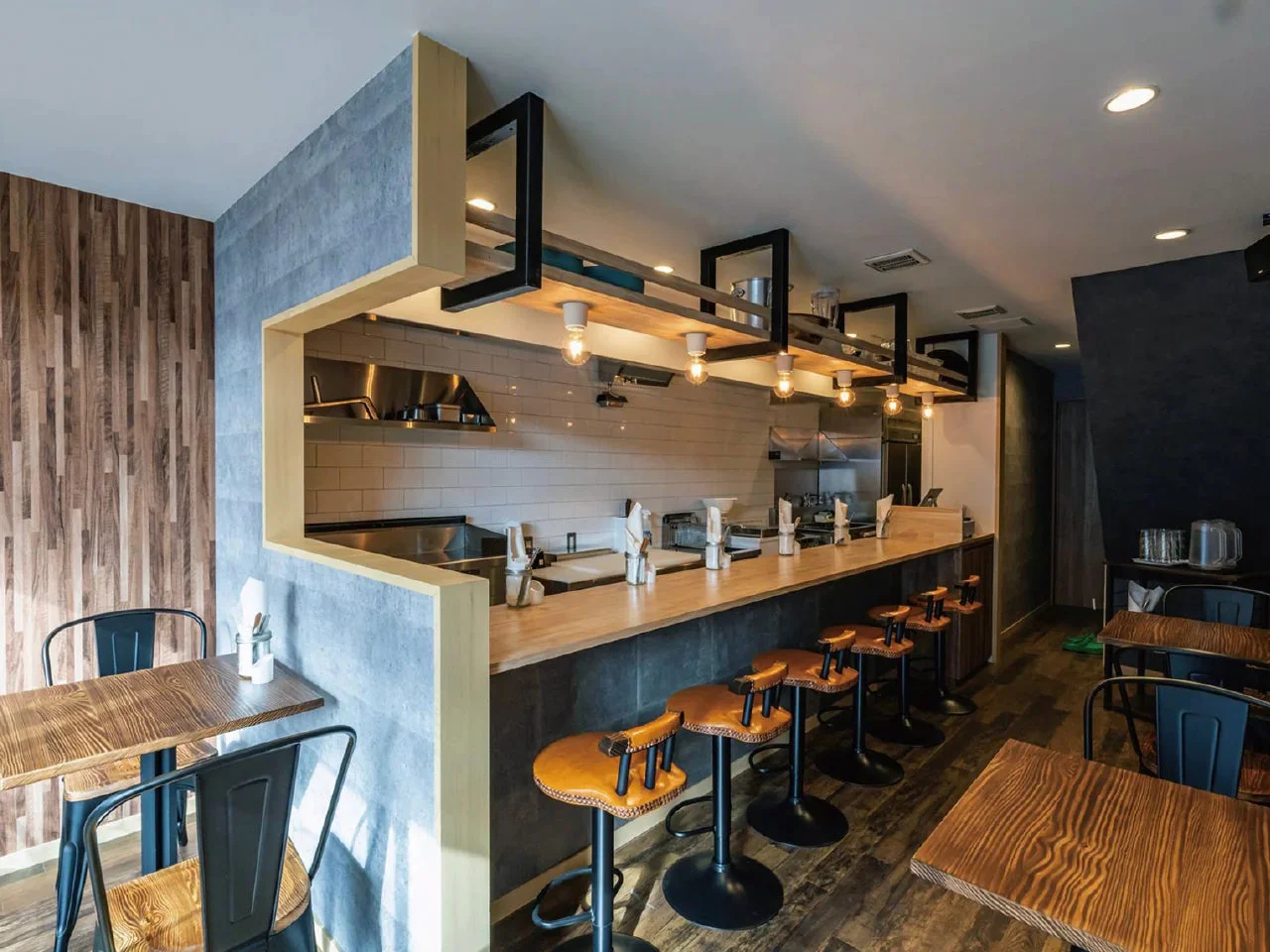 店舗の室内を映す防犯カメラの活用シーン