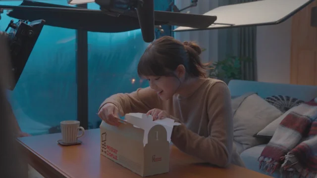 ミスタードーナツの箱を開ける今田美桜さんのメイキングシーン