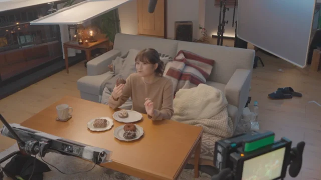 メイキング動画でドーナツを試食する今田美桜さん