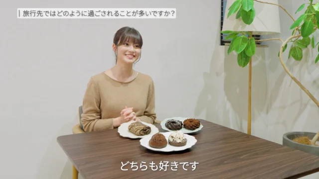 インタビューで旅行先について語る今田美桜さん