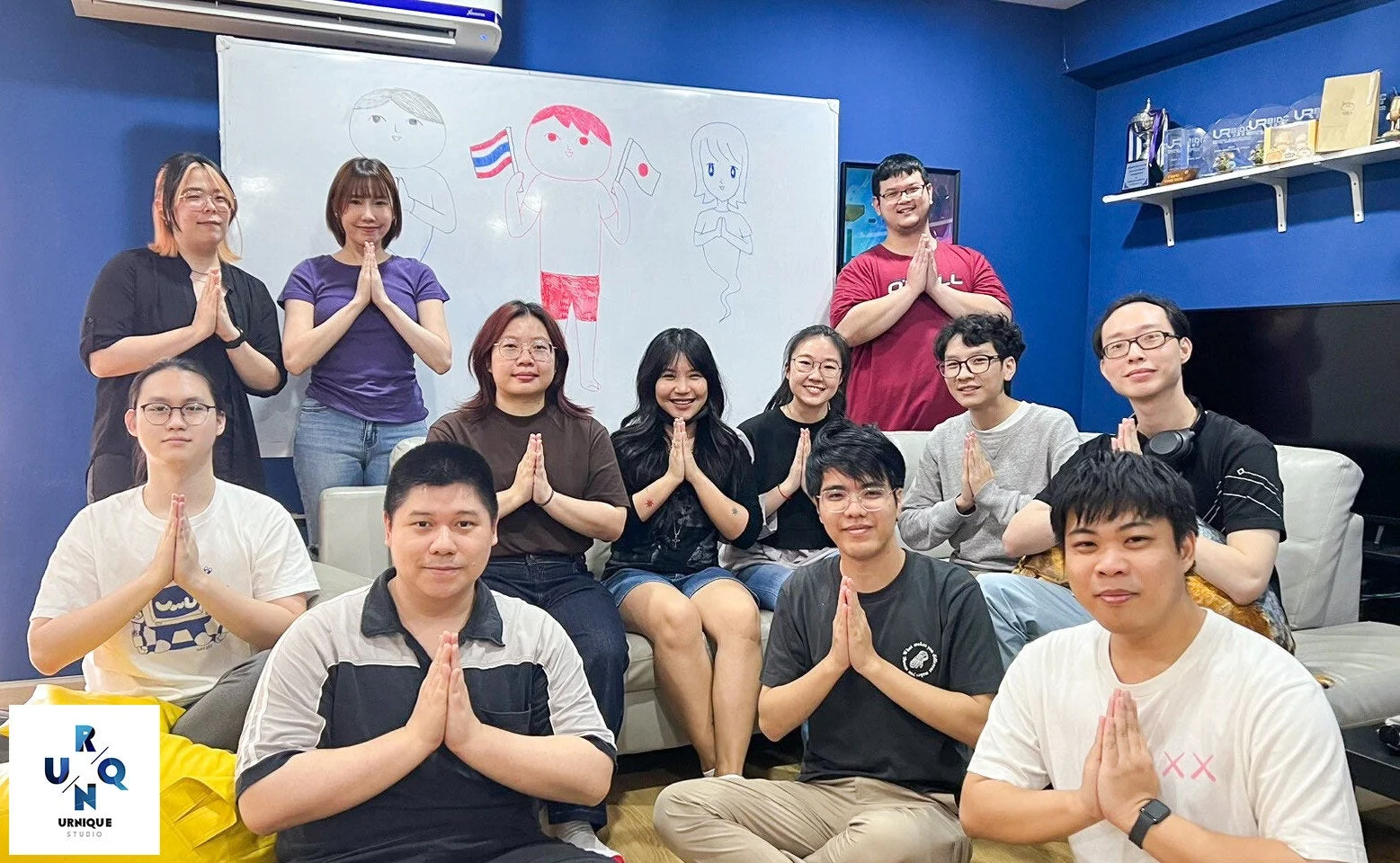 『みんなで空気読み。ワールド タイVer.』開発チームUrnique Studioの集合写真