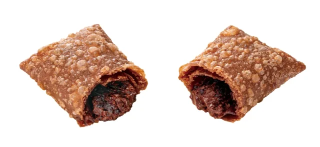 濃厚なチョコクリームが詰まったロッテリアの黒ショコラパイ