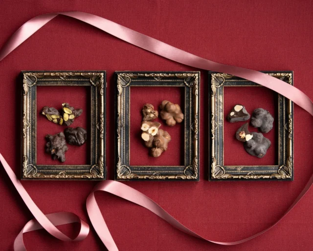 パティスイスのダークチョコレートピスタチオロシェとヘーゼルナッツロシェ