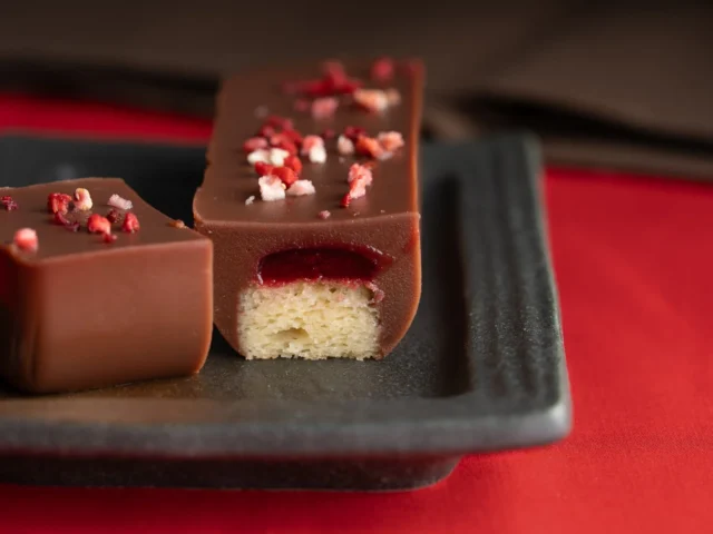 成城石井自家製 ちょこ羊羹(木苺)の断面