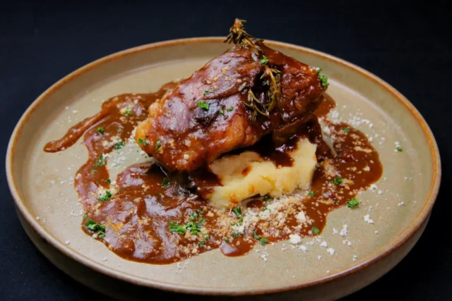 Le Bar a Vin 52 AZABU TOKYOのカカオの香りを纏わせた黒毛和牛のラグー