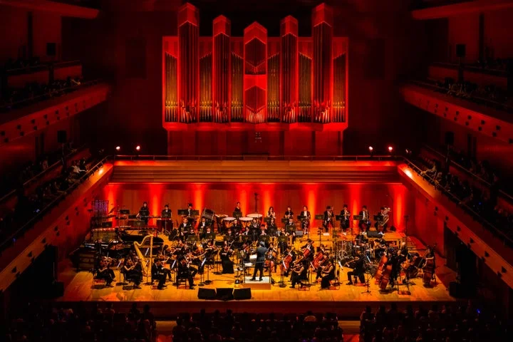 シンフォニックコンサートで演奏中のオーケストラ