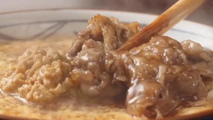 店内でじゅわっと焼き上げられる牛肉と合わせそぼろの調理風景