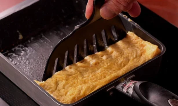 ご注文ごとに一つずつ丁寧に焼き上げられるだし巻き玉子