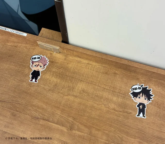 ファミリーマート東池袋セイコービル店内の虎杖悠仁と伏黒恵のeat-inステッカー。