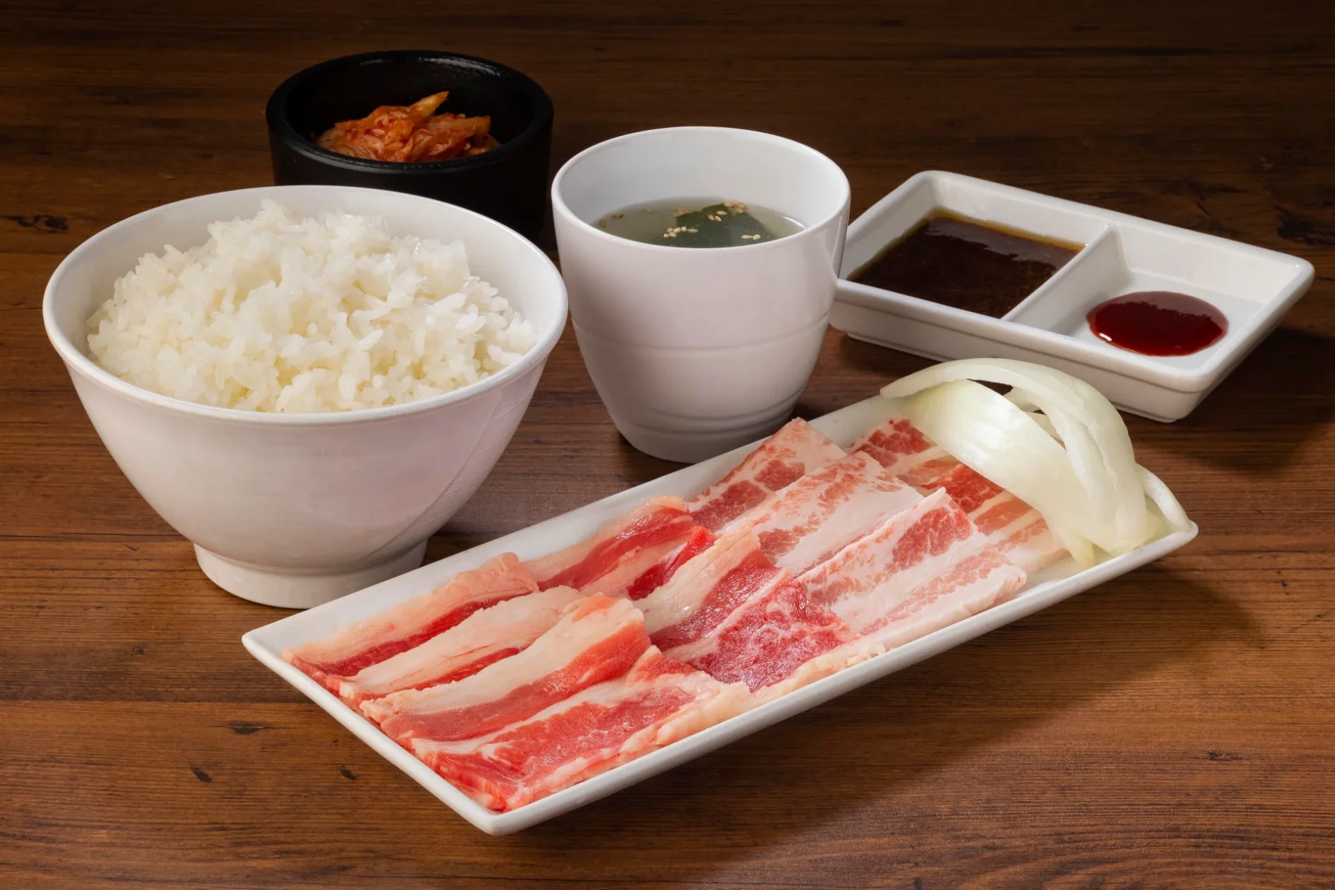 焼肉ライクの焼肉セット（肉、ご飯、スープ、キムチ、タレ）