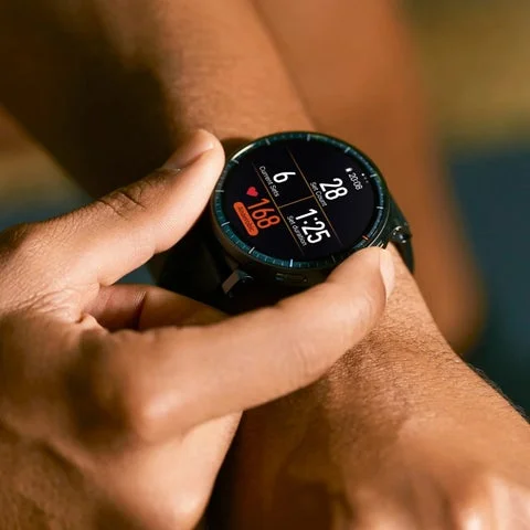 Amazfit Active Maxを腕に装着しワークアウトデータを表示