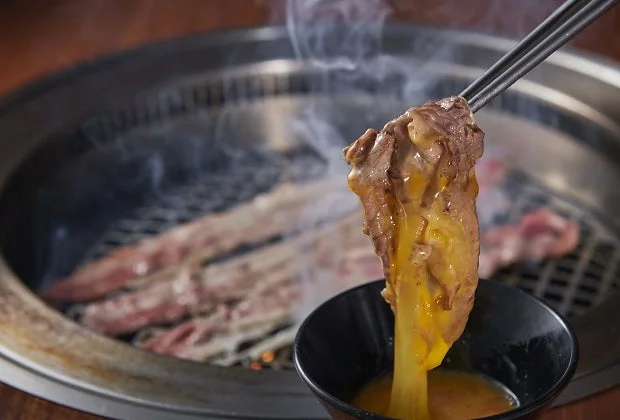 プレミアム5メニューの一つ「至福の炙りすき焼きカルビ」