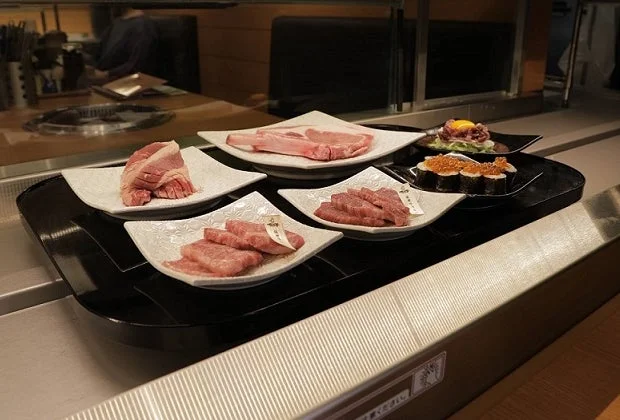 料理が運ばれてくる特急レーンの様子