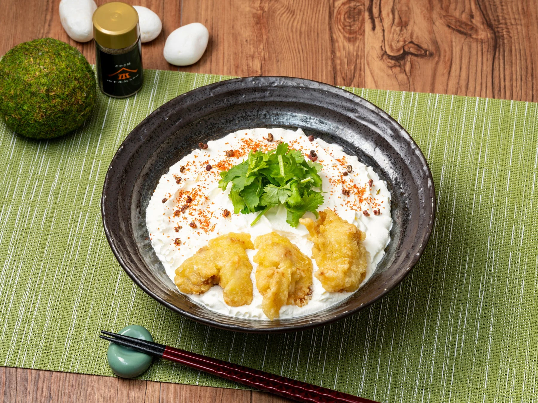 揚げたて鶏天が贅沢な山下本気うどんの『鶏天麻辣カルボうどん』