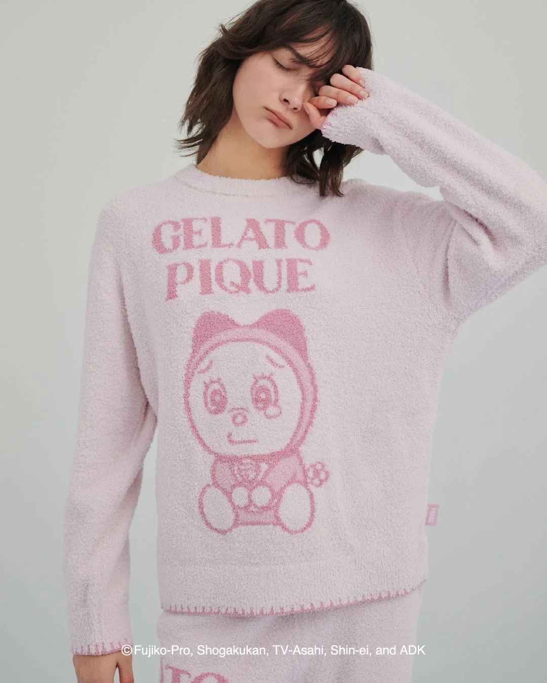 哀の表情のドラミニットプルオーバーを着た女性