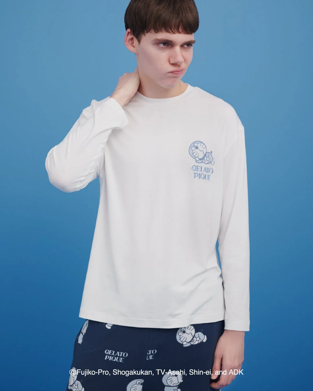 ドラえもんのプリントロンTを着た男性