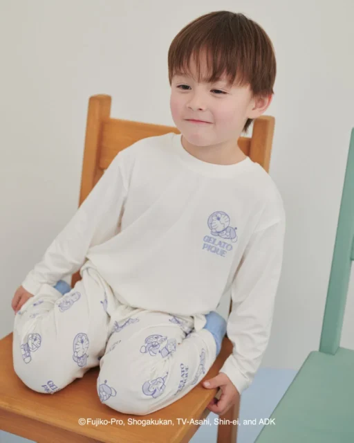 ドラえもんの総柄ロングパンツを着用した子供