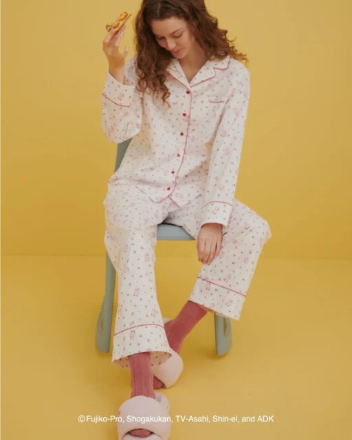 ドラミの小花柄シャツを着た女性