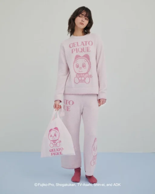 ドラミのトートバッグとルームウェアを着た女性