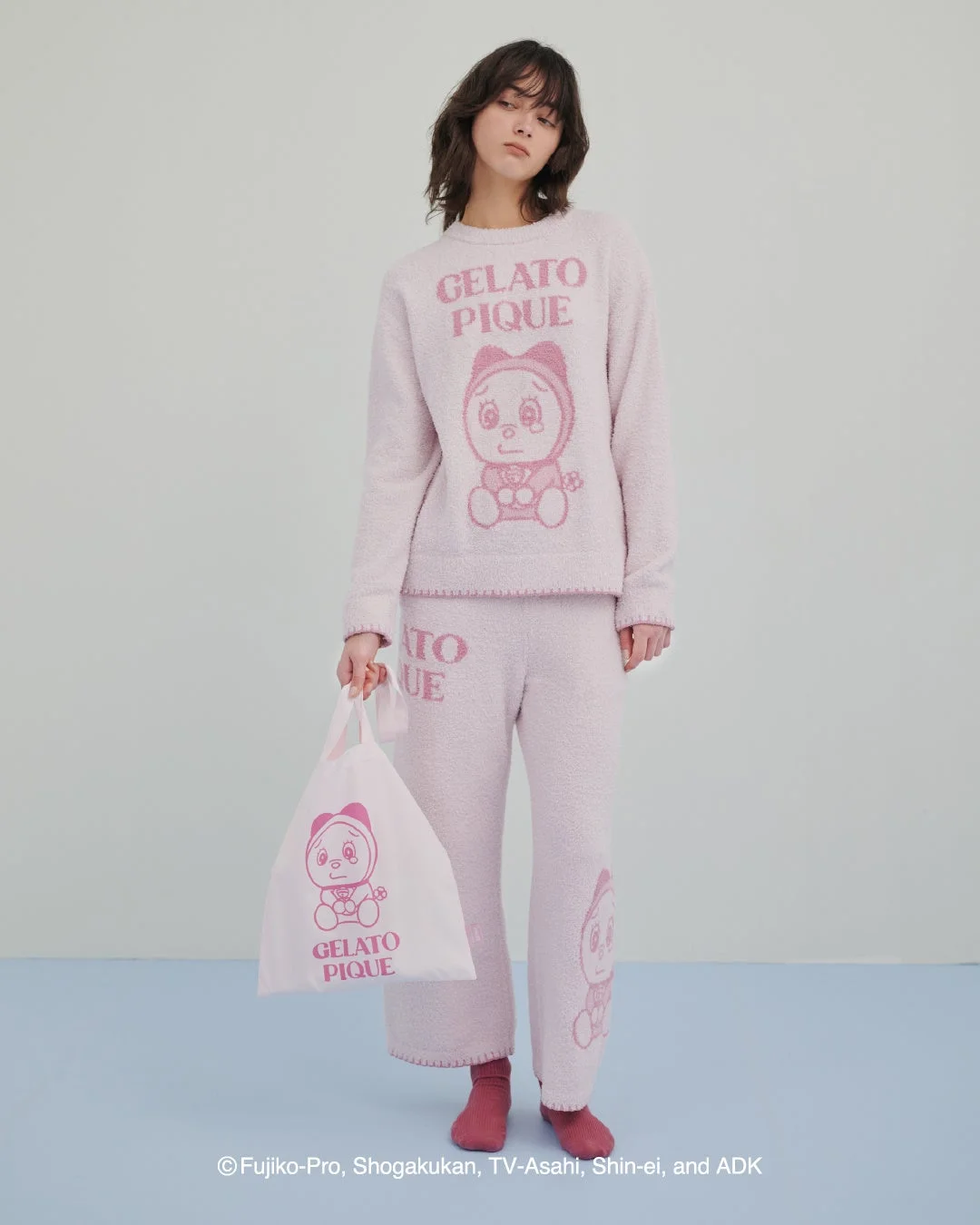 ドラミのトートバッグとルームウェア姿の女性