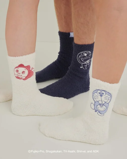 ドラえもんとドラミのベビモコソックスを履いた足元