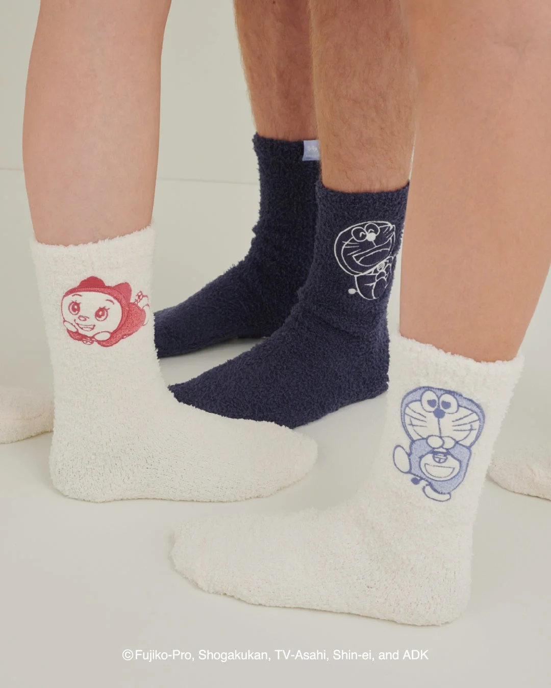 ドラえもんとドラミのベビモコソックスを履いた足元