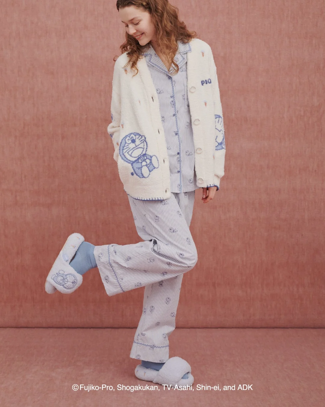 ドラえもんのベビモコルームシューズとルームウェア姿の女性