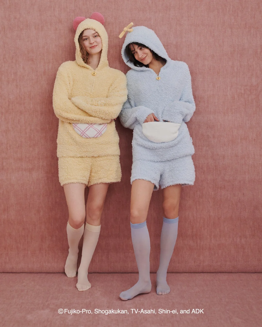 ドラえもんとドラミをイメージしたジェラートパーカ＆ショートパンツを着た女性たち